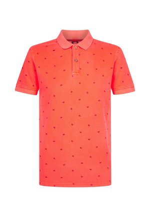 Koralfarvet polo-shirt med to-knaps stolpe og korte ærmer, med små, mørkerøde mønstre over det hele. Glat bomuldstekstur.