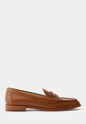 Mocassin penny en cuir marron avec un petit talon en bois et des détails cousus, présenté en profil latéral sur fond blanc.