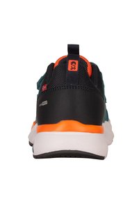 Wodoodporne czarne i turkusowe sneakersy z amortyzowaną podeszwą, pomarańczowymi akcentami i pętelką do zakładania. Teksturowana siateczka u góry zapewniająca wentylację.