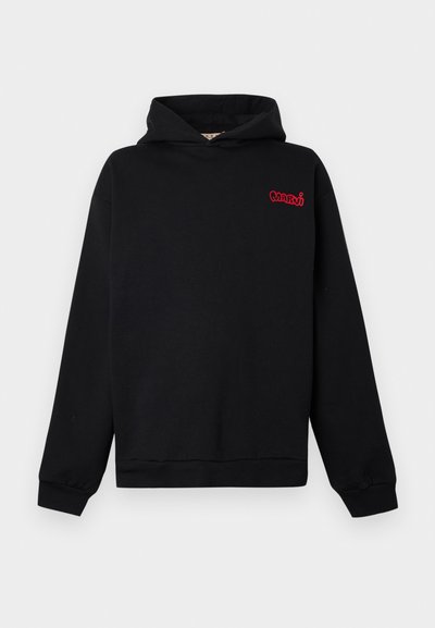 Schwarzer Kapuzenpullover aus Baumwolle mit langen Ärmeln, einer Kängurutasche und einem roten gestickten Logo auf der Brust.
