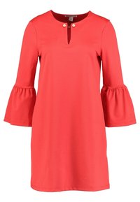 Rotes Kleid mit einem ausgestellten Ärmel-Design, das einen Schlüssel-Ausschnitt und zwei perlenähnliche Knöpfe am Hals aufweist. Glattes, leichtes Material.