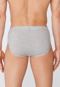 Šedé bavlněné boxerky s měkkou texturou, s nízkým pasem, hladkými okraji a těsným střihem v pase a na nohavicích.