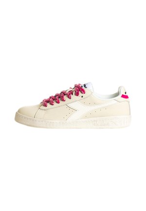 Sneaker crema basse con fascia bianca, suola testurizzata e lacci rosa brillante, mostrata di profilo su sfondo bianco.
