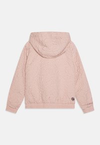 Jaqueta com capuz acolchoada em rosa, com uma superfície texturizada, punhos e barra elásticos, e um patch de logo. A vista traseira mostra o capuz completo e o padrão.