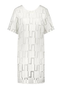 Vestido blanco con un patrón de cortes geométricos, manga corta y escote redondo. Fabricado con un tejido ligero y texturizado.