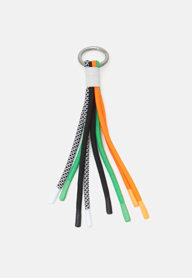 Llavero con seis cuerdas multicolores: negro, blanco, verde, naranja y una cuerda con un patrón. Sostenido por un anillo de metal en la parte superior.