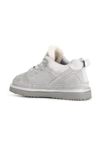 Tenis gri din suede, cu o talpă din cauciuc plată, vârfrotund, sistem de șireturi în față și căptușeală moale din blană. Cusături pe lateral și un maner la călcâi.