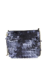 Bolso con lentejuelas circulares en capas de color azul marino y azul claro. Cuenta con una correa de cadena metálica y tiene una forma rectangular plana.