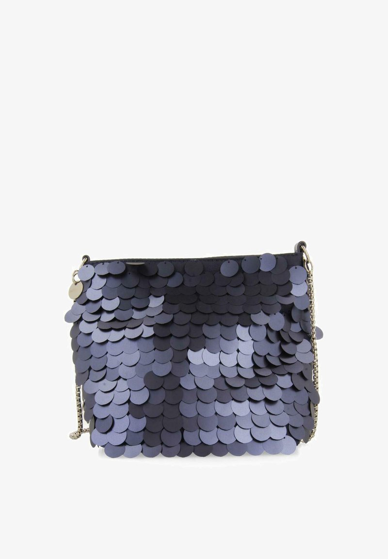 Bolso con lentejuelas circulares en capas de color azul marino y azul claro. Cuenta con una correa de cadena metálica y tiene una forma rectangular plana.