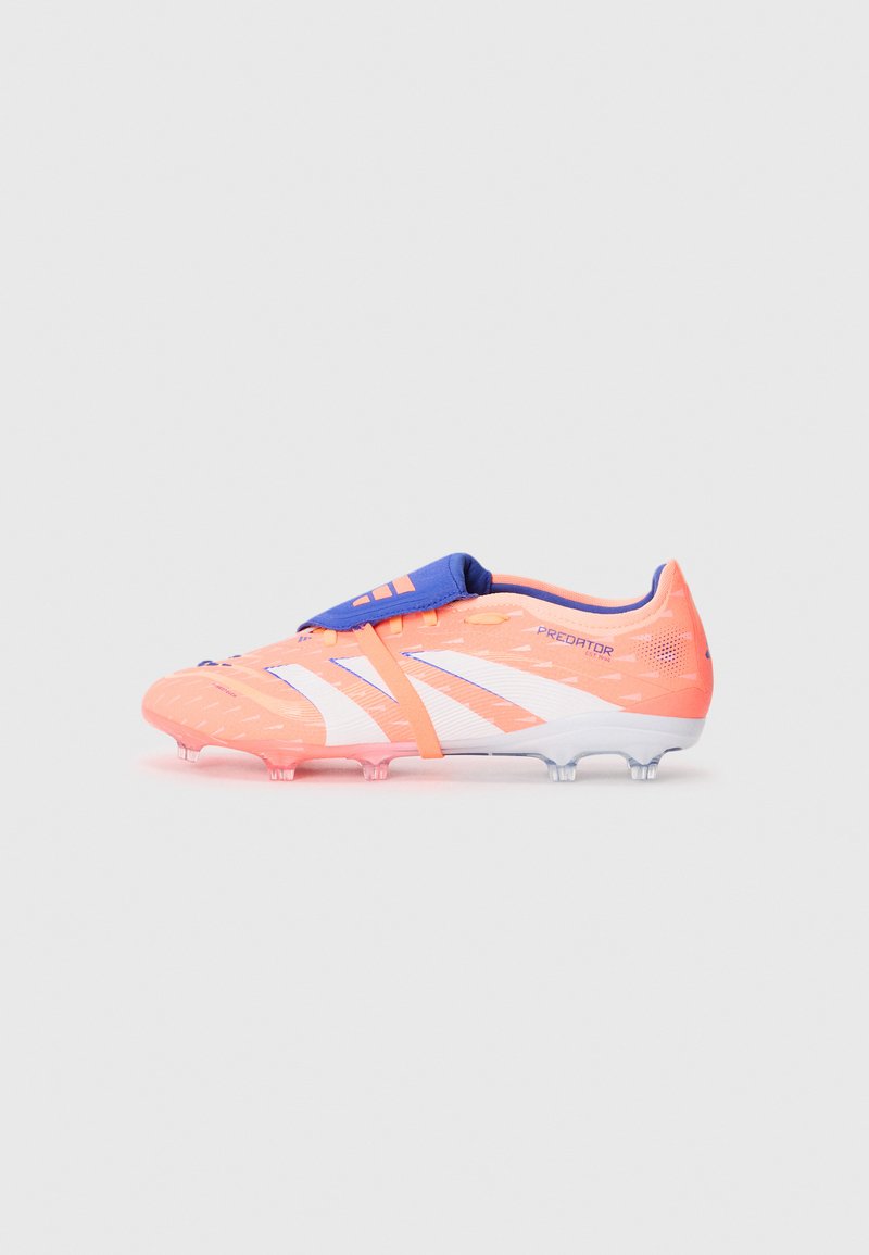 Chaussure de soccer orange et blanche avec des accents violets, dotée d'une tige synthétique, d'un motif texturé et de six crampons en plastique sur la semelle.