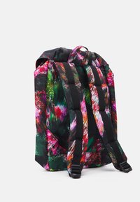 Monivärinen reppu, jossa on elävä abstrakti kuvio, valmistettu kestävästä kankaasta, säädettävillä mustilla remmeillä ja yläkahvalla.