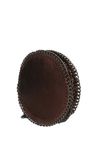 Portafoglio rotondo in pelle marrone con finitura texturizzata, bordato con cuciture in catena metallica scura, dotato di chiusura con zip e design compatto.