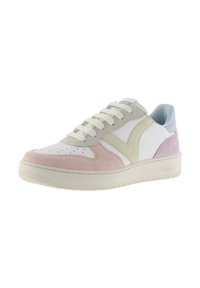 Zapatilla deportiva baja con base blanca, detalles en ante rosa pastel, amarillo y púrpura, cuello del talón azul claro, cordones blancos y suela beige.