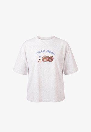 Világosszürke póló, amelyen a "Cute Bear" felirat található hímzett rajzfilmmedvék és egy nyuszi felett, akik színes kiegészítőket viselnek a mellrészen.