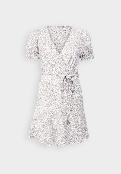 Hvit omslagskjole med brunt blomstermønster, V-hals, korte puffede ermer og knytedetalj i midjen. Glatt materiale, avslappet passform.