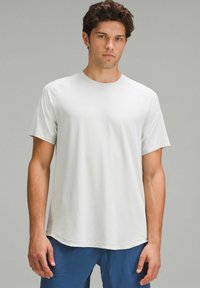 Helles graues, kurzärmliges Athletik-T-Shirt mit rundem Halsausschnitt, aus glattem Stoff gefertigt, mit subtilem Muster und lässiger Passform.