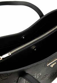 Borsa a tracolla in pelle nera con superficie testurizzata, chiusura con zip e dettagli in metallo dorato. Interno foderato in tessuto liscio.