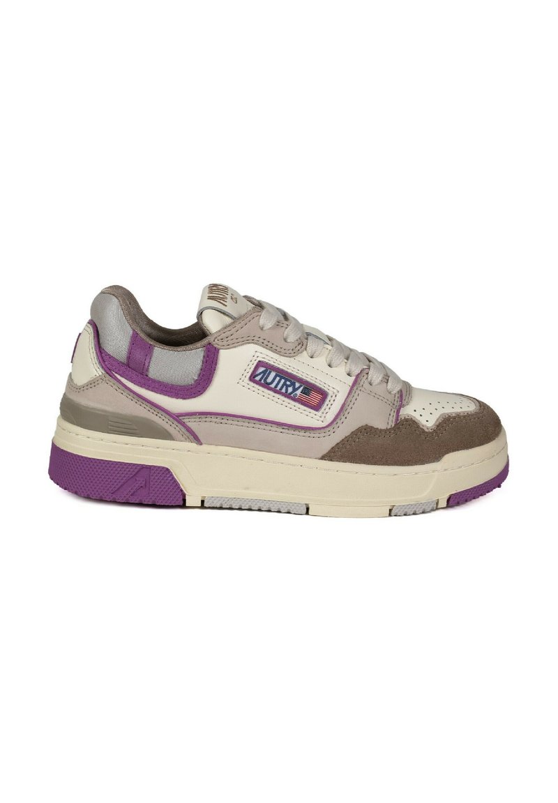 Sneaker con parte superiore in pelle beige e camoscio grigio, dettagli viola e suola in gomma. Presenta una etichetta con logo e una scatola della punta perforata per la ventilazione.