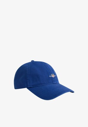 Blaues Baseballcap mit gebogenem Schirm und kleinem Logo mit Schild und Text auf dem vorderen Mittelteil, isoliert auf weißem Hintergrund.
