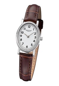 Montre analogique ronde avec un cadran blanc, des chiffres noirs, un boîtier en métal argenté et un bracelet en cuir brun au fini embossé crocodile.