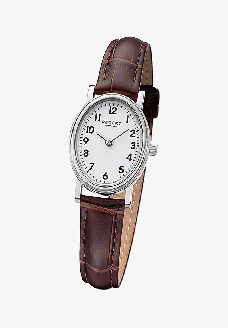 Montre analogique ronde avec un cadran blanc, des chiffres noirs, un boîtier en métal argenté et un bracelet en cuir brun au fini embossé crocodile.