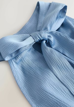 Hellblauer Stoff mit strukturierter Oberfläche und dekorativer Schleife. Das Material wirkt glatt mit einem leichten Glanz und weichem Fall.