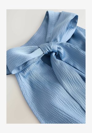 Hellblauer Stoff mit strukturierter Oberfläche und dekorativer Schleife. Das Material wirkt glatt mit einem leichten Glanz und weichem Fall.