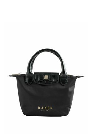Kleine schwarze Handtasche mit glänzenden abgerundeten Griffen, einer dekorativen Schleife auf der vorderen Klappe und einem goldenen "Baker by Ted Baker"-Logo.