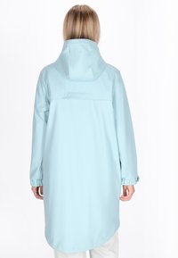 Gaiši zils ūdensnecaurlaidīgs mēteli ar kapuci, garām piedurknēm, elastīgiem aprocēm un izliekta apakšmalu. Gluda tekstūra, bez redzamām rakstiskām vai akcentu detaļām.