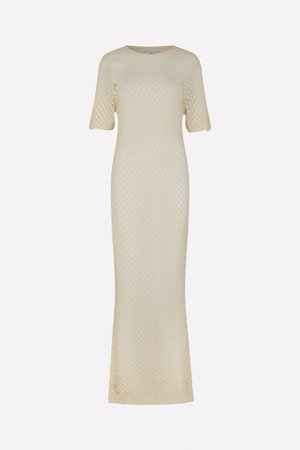 Knee-length, béžové pletené šaty s geometrickým vzorom, krátkymi rukávmi, okrúhlym výstrihom a priliehavým strihom. Hladká textúra po celej ploche.