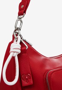 Borsa a spalla in pelle rossa con tasca con zip, attacco in catena metallica argentata e un accento annodato bianco con dettagli di cucitura rossa.