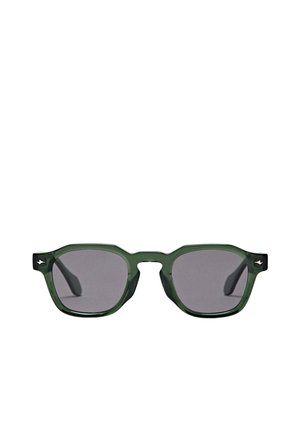 Lunettes de soleil rectangulaires translucides vert foncé avec des verres gris et de subtils détails argentés en forme de flèche sur les bords extérieurs de la monture.