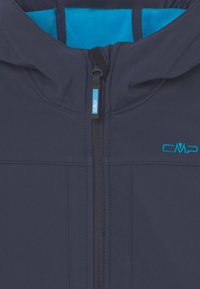 Mørkeblå jakke med fuld frontlynlås, kontrasterende lyseblå fleeceforing og CMP-logo i turkis på brystet og lynlåsens træk.