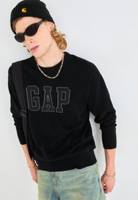 GAP LOGO INTARSIA CREW - Strickpullover - black
