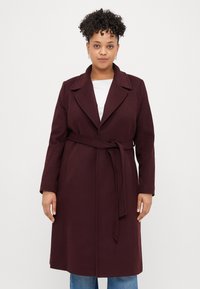 Κομμάτι σε μπορντό απόχρωση με ζώνη, με αυλακωτό γιακά, κατασκευασμένο από υφασμάτινη υφή, διαθέτει μακριά μανίκια και ελαφρώς προσαρμοσμένη εφαρμογή.