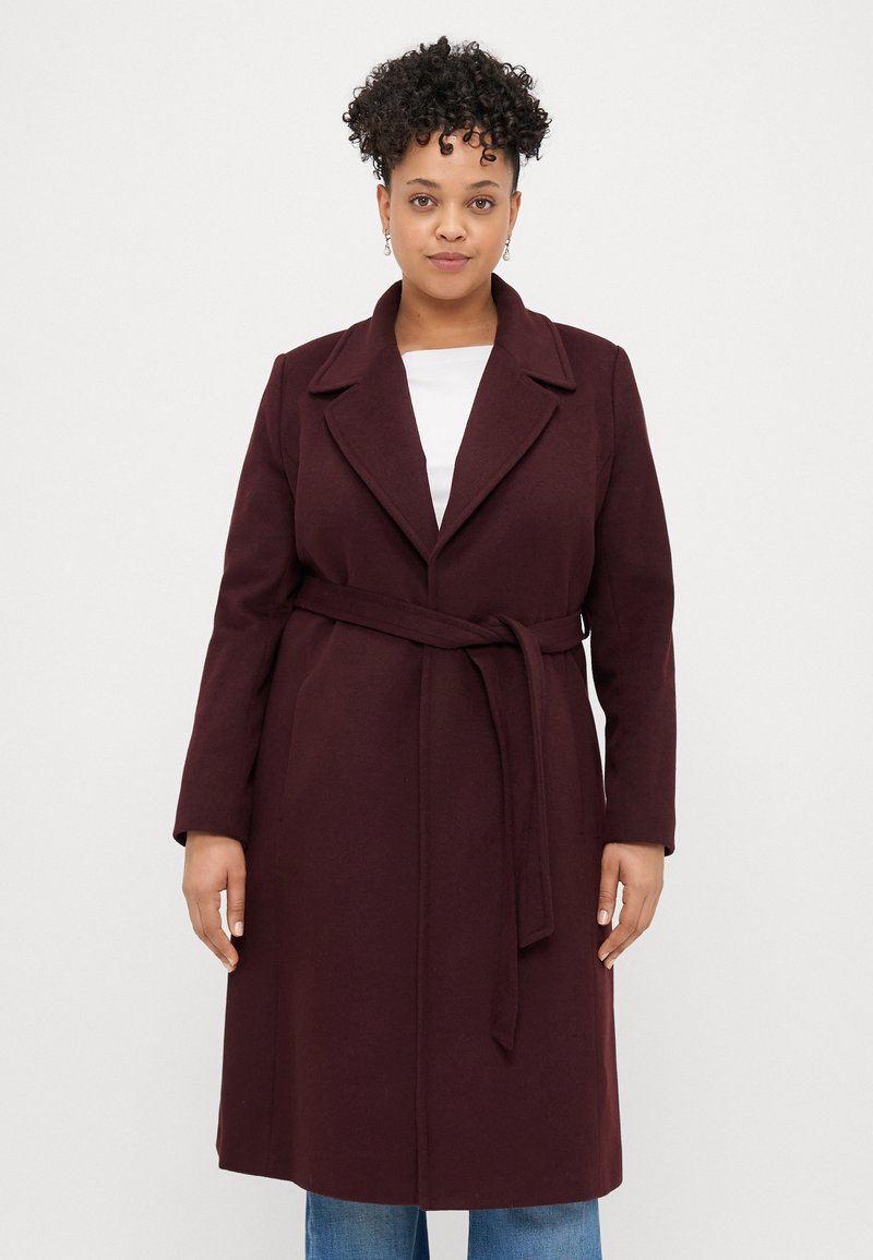 Κομμάτι σε μπορντό απόχρωση με ζώνη, με αυλακωτό γιακά, κατασκευασμένο από υφασμάτινη υφή, διαθέτει μακριά μανίκια και ελαφρώς προσαρμοσμένη εφαρμογή.