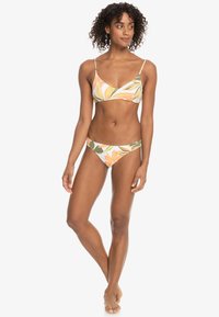 Bikini set met een driehoekig topje en bikinionderdeel, gemaakt van rekbare stof met een bloemenpatroon in oranje, groen en witte tinten.