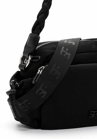 Borsa a tracolla nera realizzata in nylon, con manico intrecciato, tracolla regolabile con motivo del logo e accenti in metallo argentato.