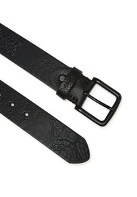 Zwarte leren riem met een getextureerd oppervlak, een rechthoekige metalen gesp en meerdere gaten voor aanpassing. Eindigt in een afgeronde punt.