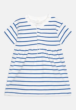 Robe bébé blanche à manches courtes avec des rayures horizontales bleues, col rond, taille froncée et fermeture à boutons sur le devant.