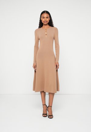DAILY DRESS - Svetríkové šaty - nougat