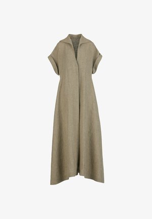 Bēša lina garā kleita bez piedurknēm ar plašu apkakli un vaļēju, plūstošu dizainu, attēlota uz balta fona.