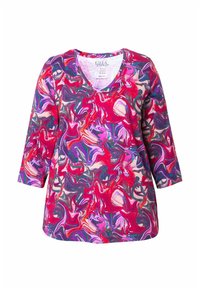 Multikleurige V-hals top met driekwart mouwen, voorzien van een gemarmerd patroon in tinten roze, paars en teal op een lichte achtergrond.