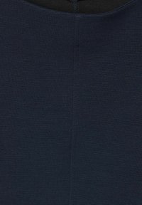 Tmavě modrá tkanina se strukturou a žebrovaným vzorem, s viditelným šitím. Materiál vypadá elasticky a dobře přiléhá, což je vhodné pro výrobu oděvů.