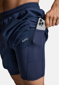 Granatowe sportowe szorty z teksturowanym wzorem, elastycznym pasem i boczną kieszenią na smartfon; z logo "2XU".