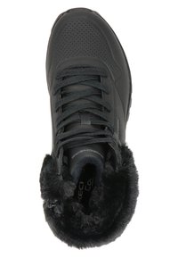 Basket noire avec dessus synthétique, design perforé, lacets plats noirs et col en fausse fourrure doux. Dotée d'une semelle intérieure rembourrée et d'une semelle ferme.