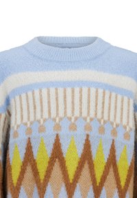 Maglione lavorato a maglia morbido con una base azzurro chiaro e strisce a motivo in crema, beige, marrone, giallo e blu, creando un design geometrico.