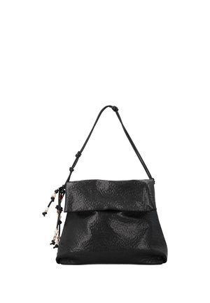 Schwarze, strukturierte Schultertasche mit Umschlagklappe und einem geknoteten Riemen, der an der Seite mit kleinen dekorativen Perlen verziert ist.