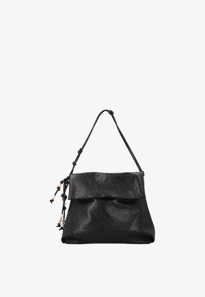 Schwarze, strukturierte Schultertasche mit Umschlagklappe und einem geknoteten Riemen, der an der Seite mit kleinen dekorativen Perlen verziert ist.