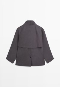 Długa, ciemnoszara kurtka z długim rękawem o szerokich mankietach, z klapką na plecach, wysokim kołnierzem i centralnym guzikiem przy dolnym brzegu, pokazana na płasko od tyłu.